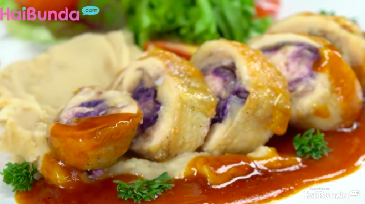 Menu sahur kali ini pas banget dihidangkan untuk seluruh anggota keluarga Bunda. Ayam Isi Kol Ungu.