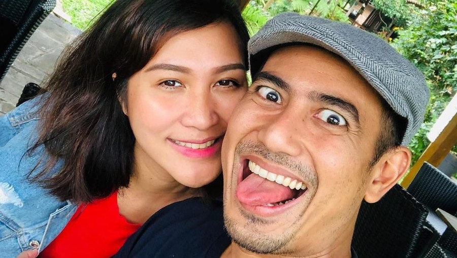 Rio Febrian dan Sabria Kono Deretan pasangan artis yang menikah di luar negeri karena beda agama.