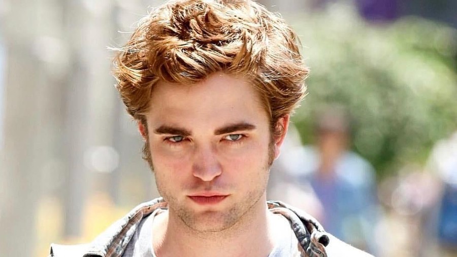 Benarkah Robert Pattinson Bakal Gantikan Ben Affleck sebagai Batman? Robert Pattinson akan menggantikan Ben Affleck menjadi superhero Batman.