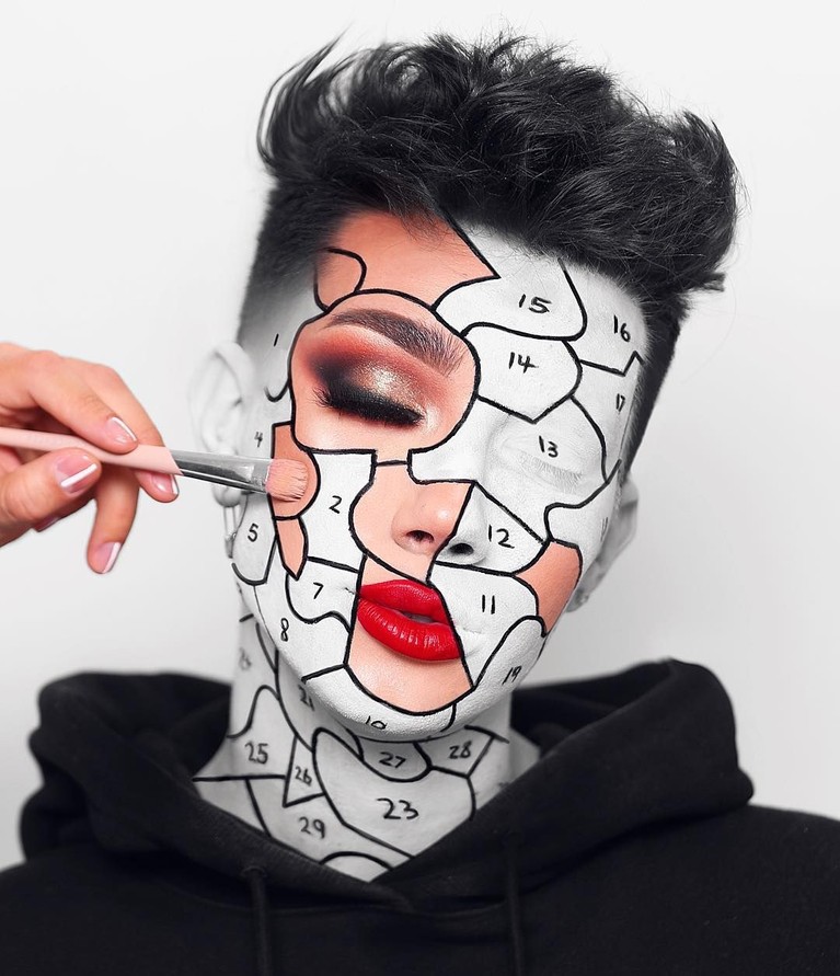5 Riasan Unik James Charles, Musuh Tati Westbrook Terlibat perseteruan dengan Tati Westbrook, berikut 5 gaya make-up unik hasil karya dari James Charles.