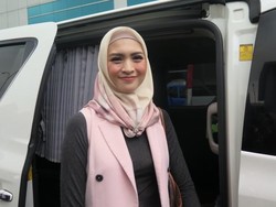 Kedua Anaknya Sakit, Donita Panik Banget