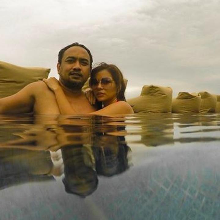 <div>Lagi berenang pun pasangan ini tetap awet mesranya. (Foto: Instagram/ @meisya_siregar)</div><div> </div>