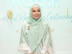 Dewi Sandra Bahagia, Ayah Mualaf dan Naik Haji Sebelum Meninggal