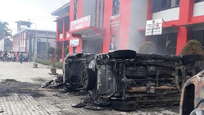 Polisi masih memburu 53 napi Lapas Narkotika Kelas III Hinai, Langkat, Sumut, yang kabur usai kerusuhan di dalam tahanan.