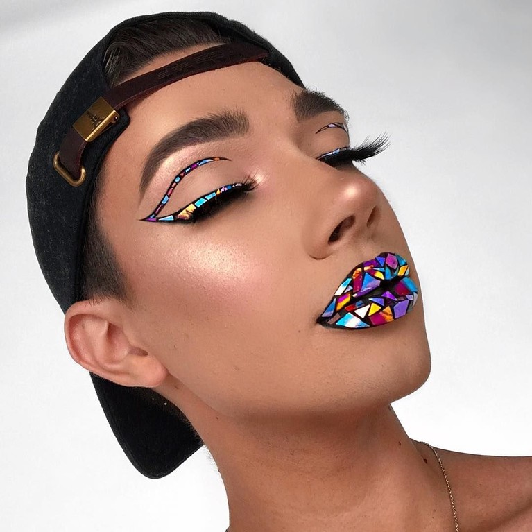 5 Riasan Unik James Charles, Musuh Tati Westbrook Terlibat perseteruan dengan Tati Westbrook, berikut 5 gaya make-up unik hasil karya dari James Charles.
