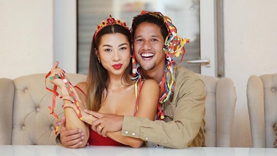 Irfan Bachdim dan Jennifer Bachdim Sejumlah pasangan selebriiti yang nikah beda agama namun tetap jalani puasa bersama.