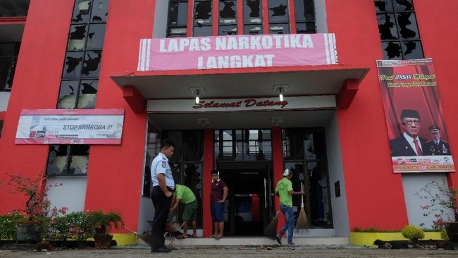 Kanwil Kemenumham Sumut pihaknya masih mengejar 53 napi Lapas Narkotika Langkat yang masih buron sambil menawarkan perlindungan bagi yang menyerahkan diri.