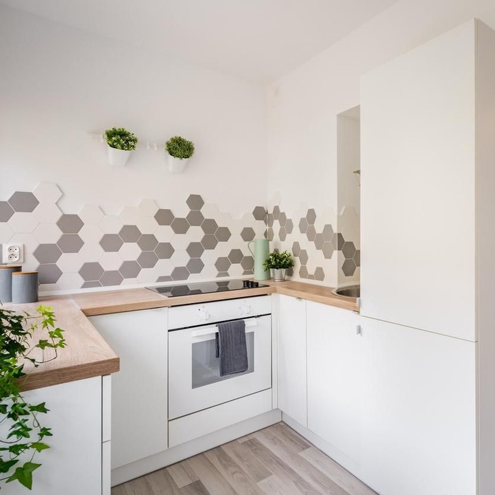 <p>Dapur dengan dinding putih bisa menjadi pilihan untuk ruang minimalis. Tambahkan sentuhan lampu dan material menarik untuk memperindah ruangan. (Foto: iStock)</p>