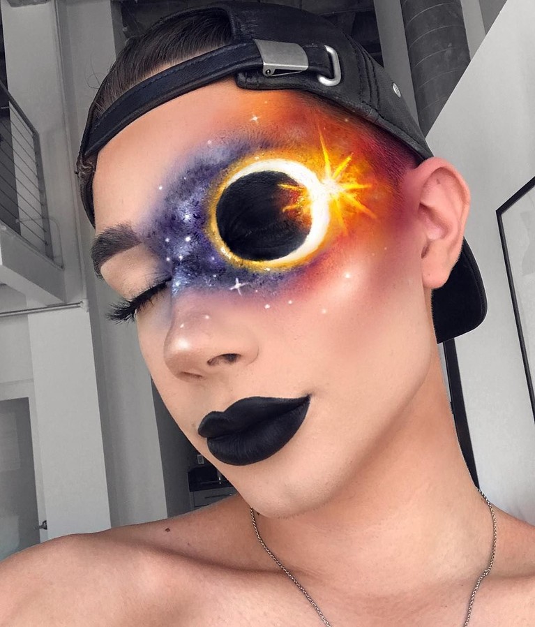 5 Riasan Unik James Charles, Musuh Tati Westbrook Terlibat perseteruan dengan Tati Westbrook, berikut 5 gaya make-up unik hasil karya dari James Charles.