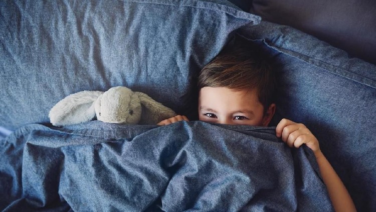 Melatih anak tidur sendiri butuh trik tersendiri. Agar si kecil berani saat terbangun malam hari, ajarkan doa berikut yuk, Bun!