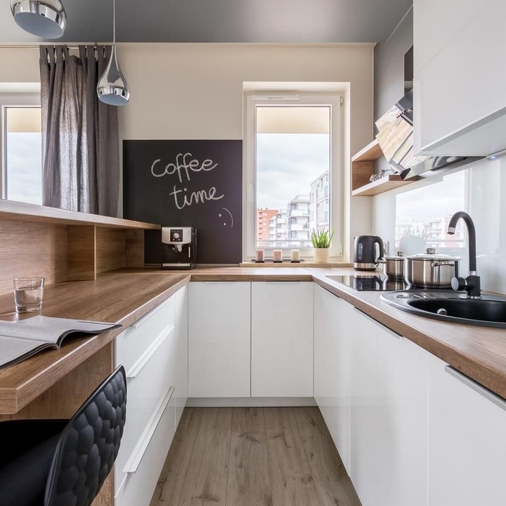 <p>Tak ada bentuk ideal dari sebuah dapur. Apakah bentuknya U, L, yang paling penting adalah memperhatikan letak kompor, bak cuci piring, dan kulkas. (Foto: iStock)</p>