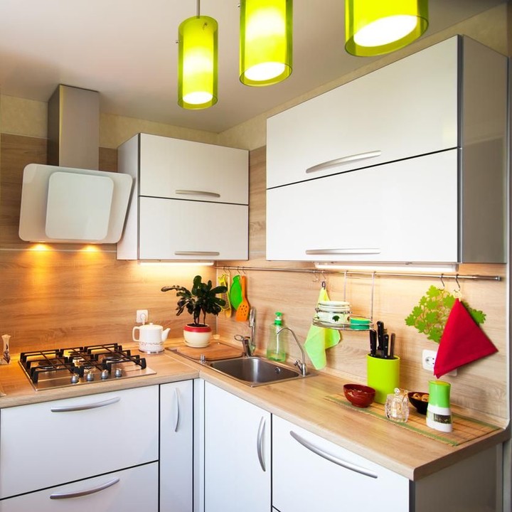 <p>Pastikan dapur memiliki tempat penyimpanan yang cukup untuk menaruh peralatan masak, piring, gelas, hingga <em>juicer</em>. (Foto: iStock)</p>