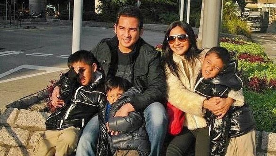 Frans Mohede dan Amara Anggana Sejumlah pasangan selebriiti yang nikah beda agama namun tetap jalani puasa bersama.