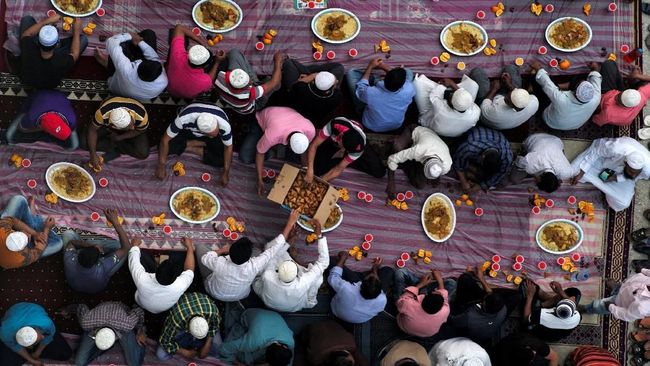 Tak ada salahnya jika ramai-ramai buka puasa di mal dialihkan untuk buka bareng dengan anak-anak yatim piatu atau orang yang tak kurang mampu.