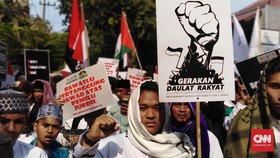 Massa 'Gerakan Kedaulatan Rakyat' Satroni Bawaslu Jatim
