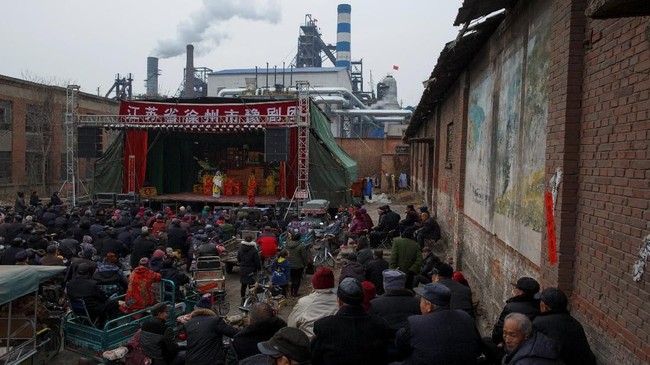 Aktivitas pabrik di China menurun lima bulan berturut-turut, memberikan sinyal bahwa perang dagang  telah mengganggu ekonomi mereka.