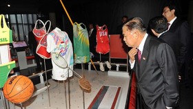 JK Tengok Raket Susy Susanti di Museum Olimpiade
