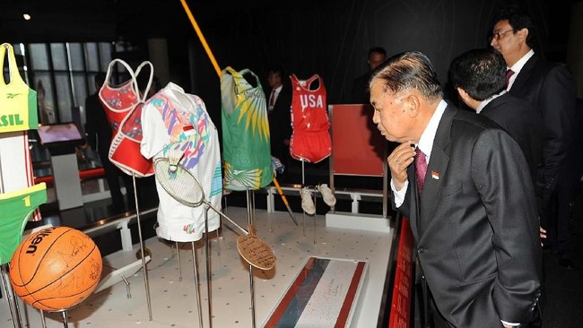 Wapres Jusuf Kalla melihat-lihat raket serta seragam yang dipakai Susy Susanti saat menjuarai Olimpiade 1992 di Museum Olimpiade.