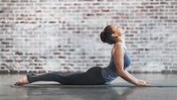 Ladies, Coba 10 Pose Yoga Ini untuk Pemanasan Urusan 'Ranjang'