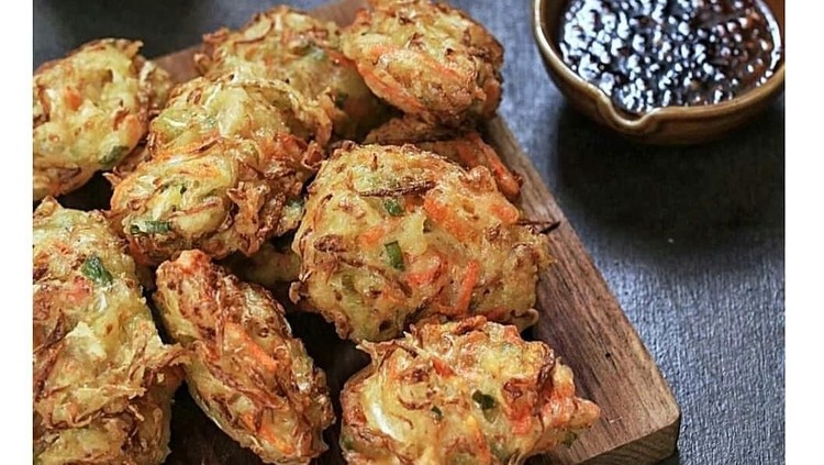 Perlu ada beberapa kombinasi bahan makanan untuk menggoreng bakwan sayur agar hasilnya renyah. Apa saja bahan-bahan kuncian tersebut? Simak tipsnya di sini.