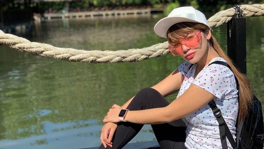 Ingin Nikah di Usia 30, DJ Dinar Candy Berniat Tutup Aurat DJ Dinar memiliki keinginan untuk menikah di umur 30 tahun dan berkeinginan memiliki 4 anak.