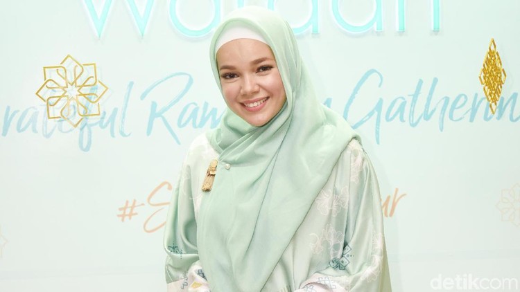 Dewi Sandra Dewi Sandra saat ditemui di kawasan Sudirman.