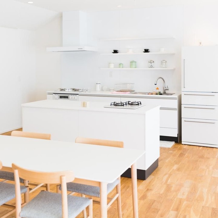 <p>Agar sirkulasi udara di dapur tetap bagus, jangan lupa memasang <em>range hood</em> ya, Bunda. (Foto: iStock)</p>
