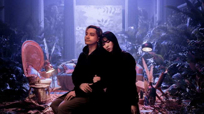 Isyana Sarasvati dan Gamaliel aransemen ulang lagu Ada Apa Dengan Cinta yang diciptakan oleh Melly Goeslaw dan Anto Hoed.