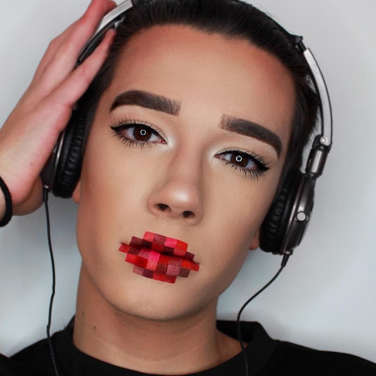5 Riasan Unik James Charles, Musuh Tati Westbrook Terlibat perseteruan dengan Tati Westbrook, berikut 5 gaya make-up unik hasil karya dari James Charles.