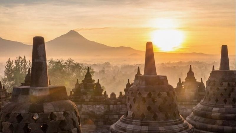 Banyak sekali wisatawan yang senang menikmati pemandangan matahari terbit atau terbenam di destinasi favoritnya.