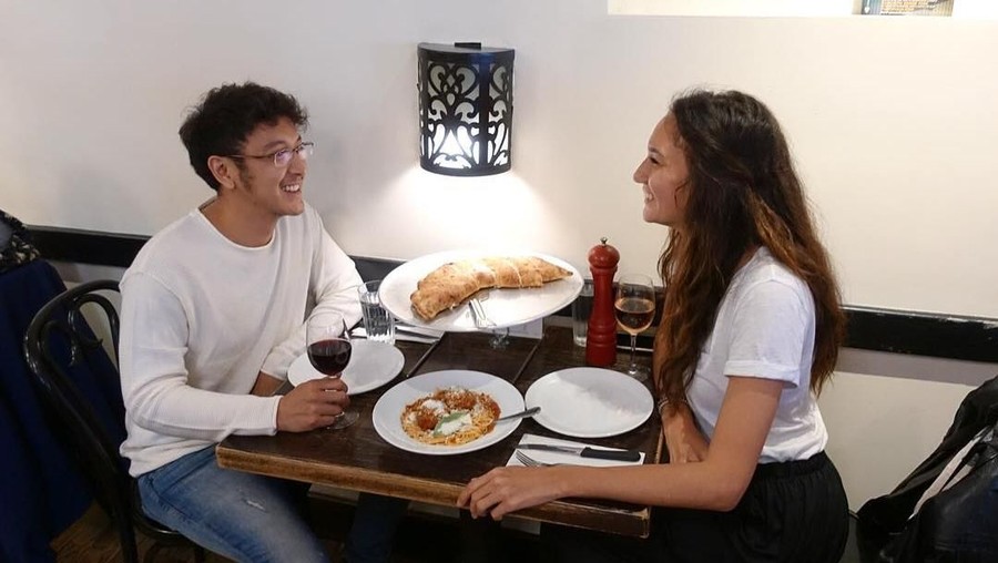 Dimas Anggara dan Nadine Chandrawinata Sejumlah pasangan selebriiti yang nikah beda agama namun tetap jalani puasa bersama.
