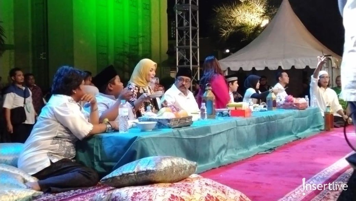 Para pemain Si Doel The Movie 2 menggelar buka bersama di Bekasi yang dihadiri lebih dari 3000 orang&period;