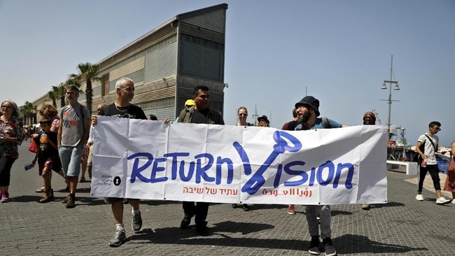 Puluhan orang melakukan protes Pro-Palestina di luar komplek Expo Tel Aviv, Israel, yang menjadi tempat gelaran final kontes menyanyi Eurovision 2019.