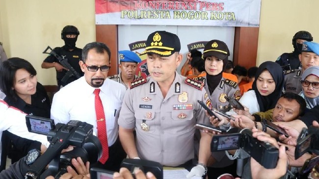 Kapolresta Bogor Kota Hendri Fiuser mengabulkan penangguhan penahanan Ketua GNPF Ulama Bogor Iyus Khaerunnas atas permohonan keluarga dan kuasa hukum tersangka.