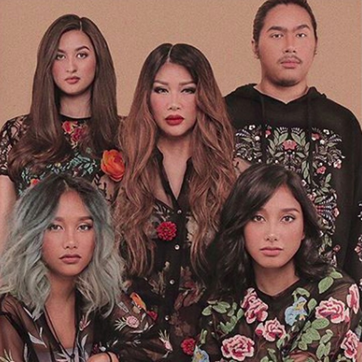 <p>Titi DJ memiliki empat anak dari dua suami berbeda, yakni Bucek Depp dan Andrew Hollis Dougharty. Si kembar Salmaa dan Salwaa, Daffa, serta si bungsu Stephanie Poetri, semua tinggal bersama penyanyi 54 tahun ini. (Foto: Instagram)</p>