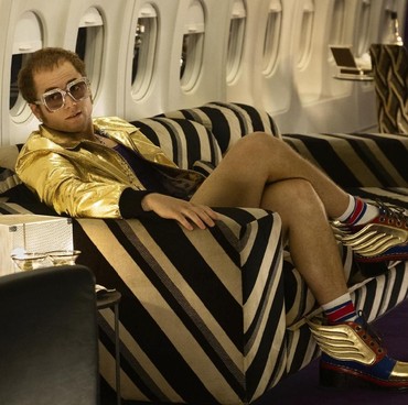 Gaya Nyentrik Taron Egerton Perankan Elton John di 'Rocketman'
