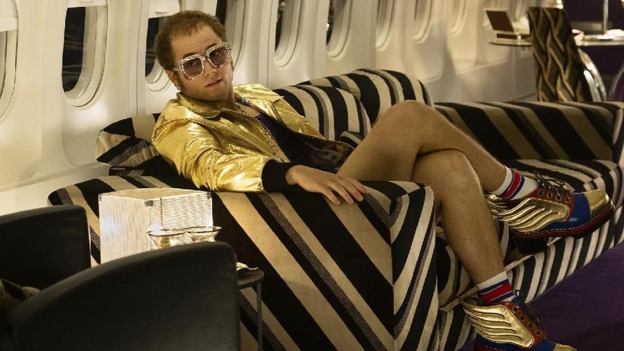 Taron Egerton tampil nyentrik saat perankan sosok Elton John di film Rocketman.