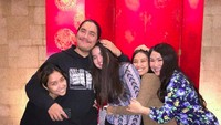 <p>Titi DJ juga beberapa kali melakukan sesi foto keluarga bersama anak-anaknya. Semoga selalu kompak ya? (Foto: Instagram @ti2dj)</p>