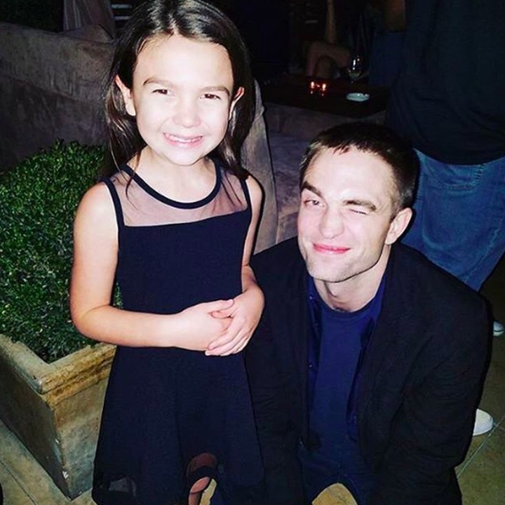 <div>Tuh, saat foto bareng seorang anak aja Rob bisa banget mensejajarkan dirinya. Hi-hi-hi. (Foto: Instagram/ @robpattinsonww)</div><div> </div>