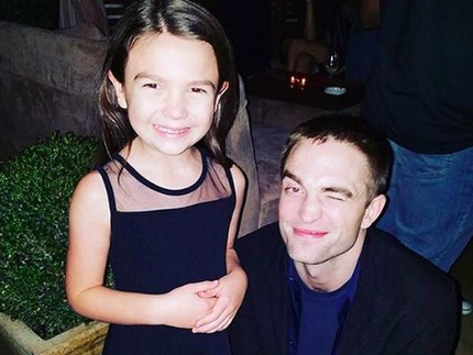Kedekatan Calon Batman Baru, Robert Pattinson dengan Anak-anak
