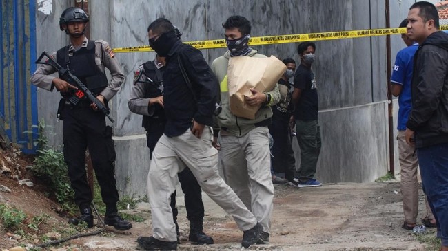 Satu anggota polisi terluka dan dua terduga teroris tewas dalam baku tembak dengan Densus 88 di Hamparan Perak, Sumatera Utara, Sabtu (16/11).