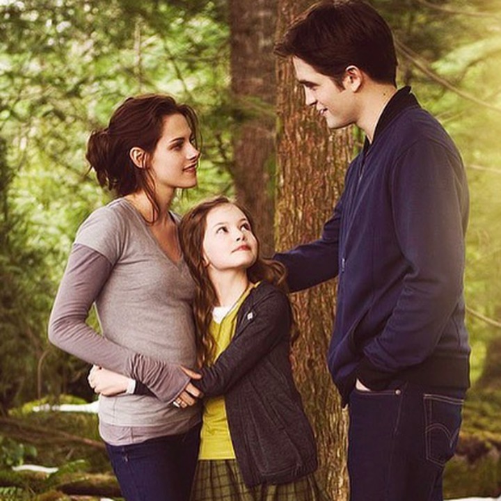 <div>Robert Pattinson bersama anak dan istrinya yang diperankan oleh Mackenzie Foy dan Kristen Stewart di film Breaking Dawn. Hmm, kebapakan banget ya, Bun, pria yang akrab disapa Rob ini? (Foto: Instagram/ @official_robertpattinson)</div><div> </div>