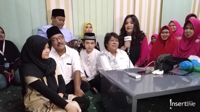 Buka Bersama Pemain 'Si Doel' yang Dihadiri Lebih dari 3000 Orang Para pemain Si Doel The Movie 2 menggelar buka bersama di Bekasi yang dihadiri lebih dari 3000 orang.