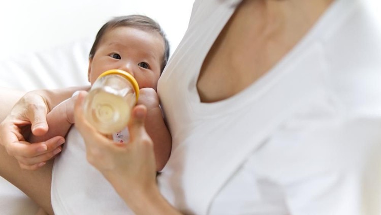 Agar kandungan pada makanan si kecil tidak berubah, ada baiknya Bunda menggunakan air murni seperti air demineral.