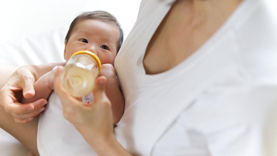 Melarutkan Susu atau Bubur Bayi Sebaiknya Pakai Air Murni?