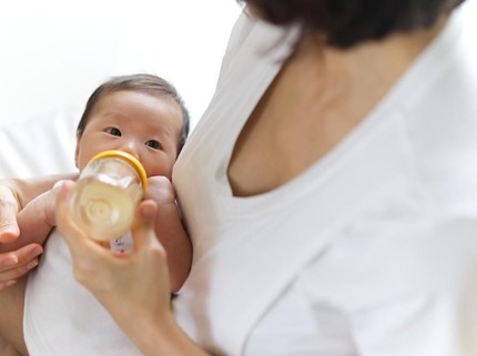 Melarutkan Susu atau Bubur Bayi Sebaiknya Pakai Air Murni?
