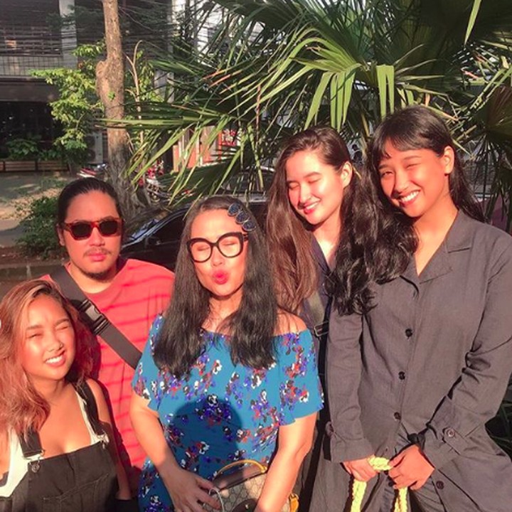 <p>Sebelum melahirkan Stephanie Poetri, Titi DJ punya dua putri cantik. Mereka adalah si kembar Salma dan Salwa. (Foto: Instagram @salmaache @awethanks @ti2dj)<br /><br /><br /></p>