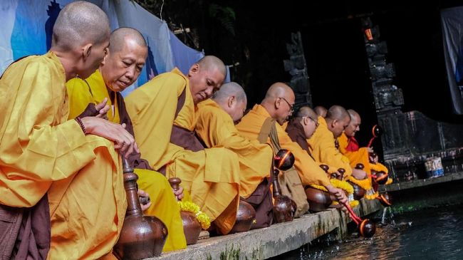 Puluhan biksu yang berasal dari sejumlah negara Asia Tenggara berjalan kaki dari Thailand menuju Candi Borobudur dalam ritual Thudong. Apa itu Thudong?