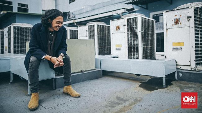 Solois Pamungkas menuturkan perjalanan unik hidupnya termasuk jadi tuli, hingga ia merilis karya berupa debut album bertajuk 'Walk The Talk' pada 2018 lalu.