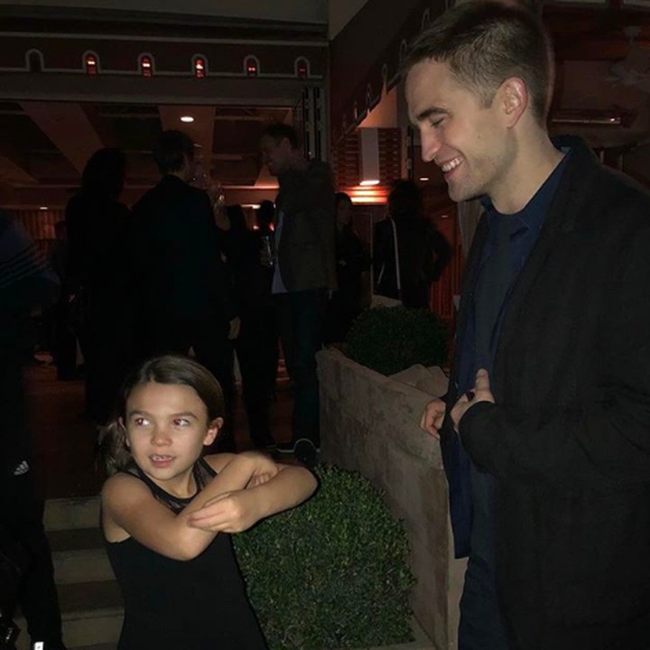 <div>Entah apa yang dilakukan gadis cilik ini sampai membuat Rob tersenyum girang. (Foto: Instagram/ @robpattinsonww)</div><div> </div>